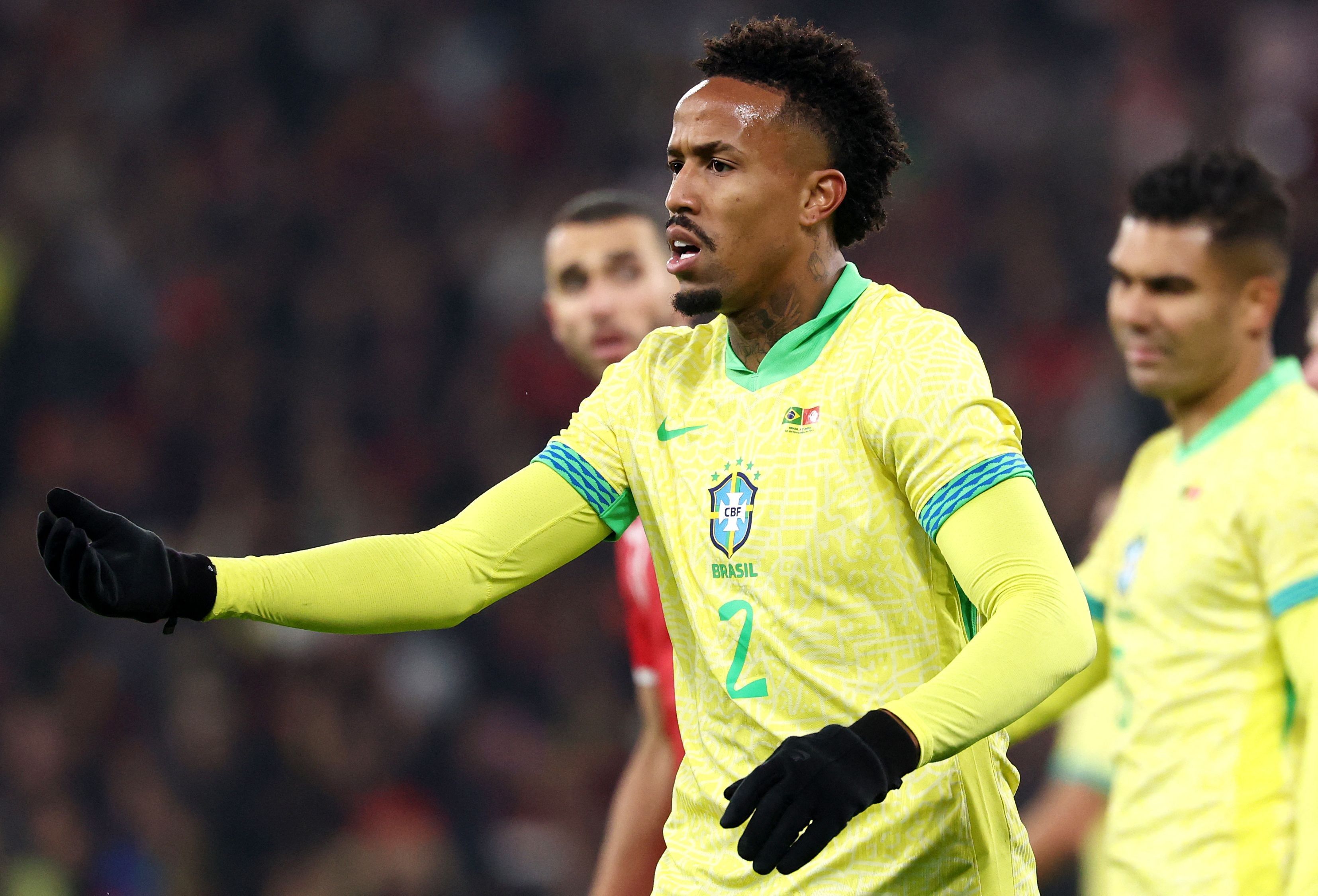 Éder Militão em campo pela seleção brasileira durante partida de futebol.