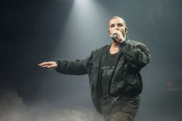 Drake associa traição às oscilações drásticas do Bitcoin durante performance ao vivo. Reprodução: Gizmodo