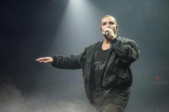 Drake associa traição às oscilações drásticas do Bitcoin durante performance ao vivo. Reprodução: Gizmodo