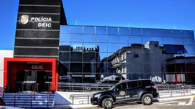 Vítima é forçada a realizar transferências bancárias por criminosos. Reprodução: iG
