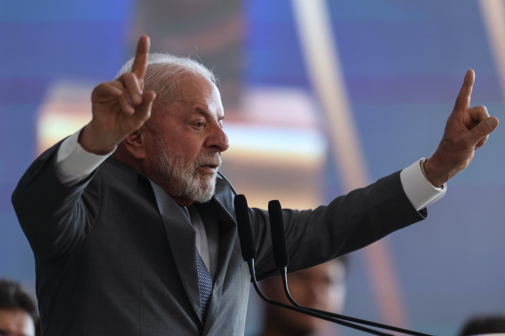Torcida celebra resultados da pesquisa Quaest, destacando estabilidade na popularidade de Lula. Reprodução: Globo