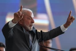 Torcida celebra resultados da pesquisa Quaest, destacando estabilidade na popularidade de Lula. Reprodução: Globo