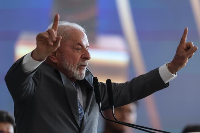Torcida celebra resultados da pesquisa Quaest, destacando estabilidade na popularidade de Lula. Reprodução: Globo