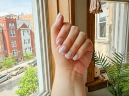 Dicas de especialistas para aumentar a durabilidade das unhas postiças. Reprodução: Gia Yetikyel