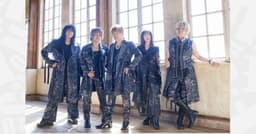 Músicos veteranos se apresentam com os temas de abertura de One Punch Man. Reprodução: Anime News Network
