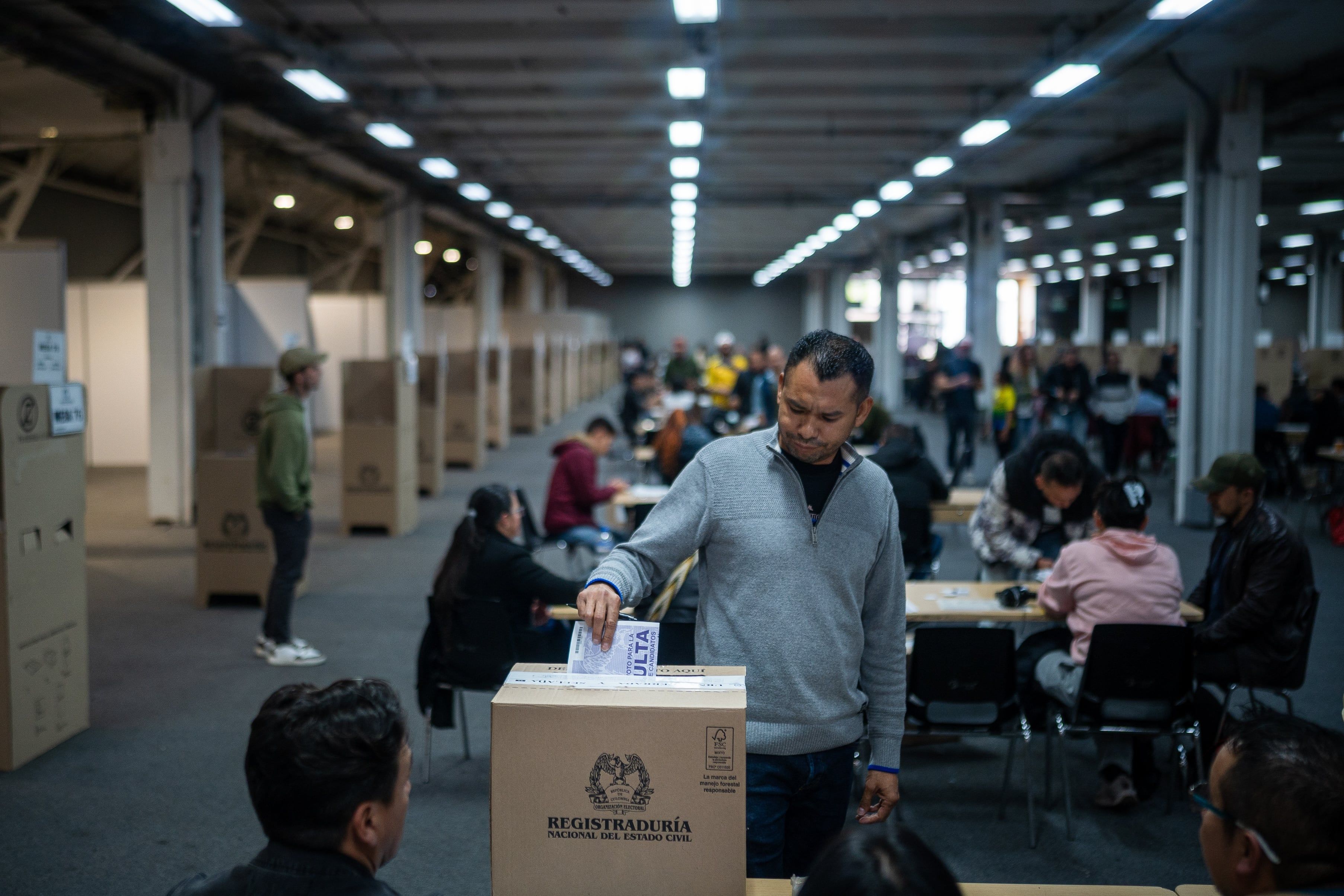 [Colombianos acompanham a votação do Congresso que poderá definir o próximo presidente]. Reprodução: Elpais