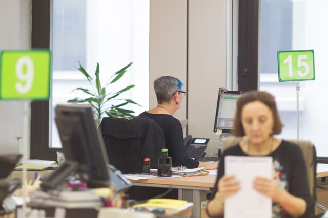 Governo e sindicatos discutem a reclassificação de cargos intermediários.. Reprodução: Elpais