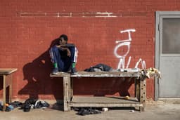 Migrantes do instituto B9, em Badalona, pedem ao Tribunal de Estrasburgo a suspensão do despejo. Reprodução: Elpais