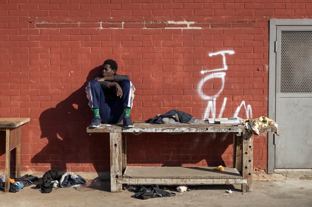 Migrantes do instituto B9, em Badalona, pedem ao Tribunal de Estrasburgo a suspensão do despejo. Reprodução: Elpais