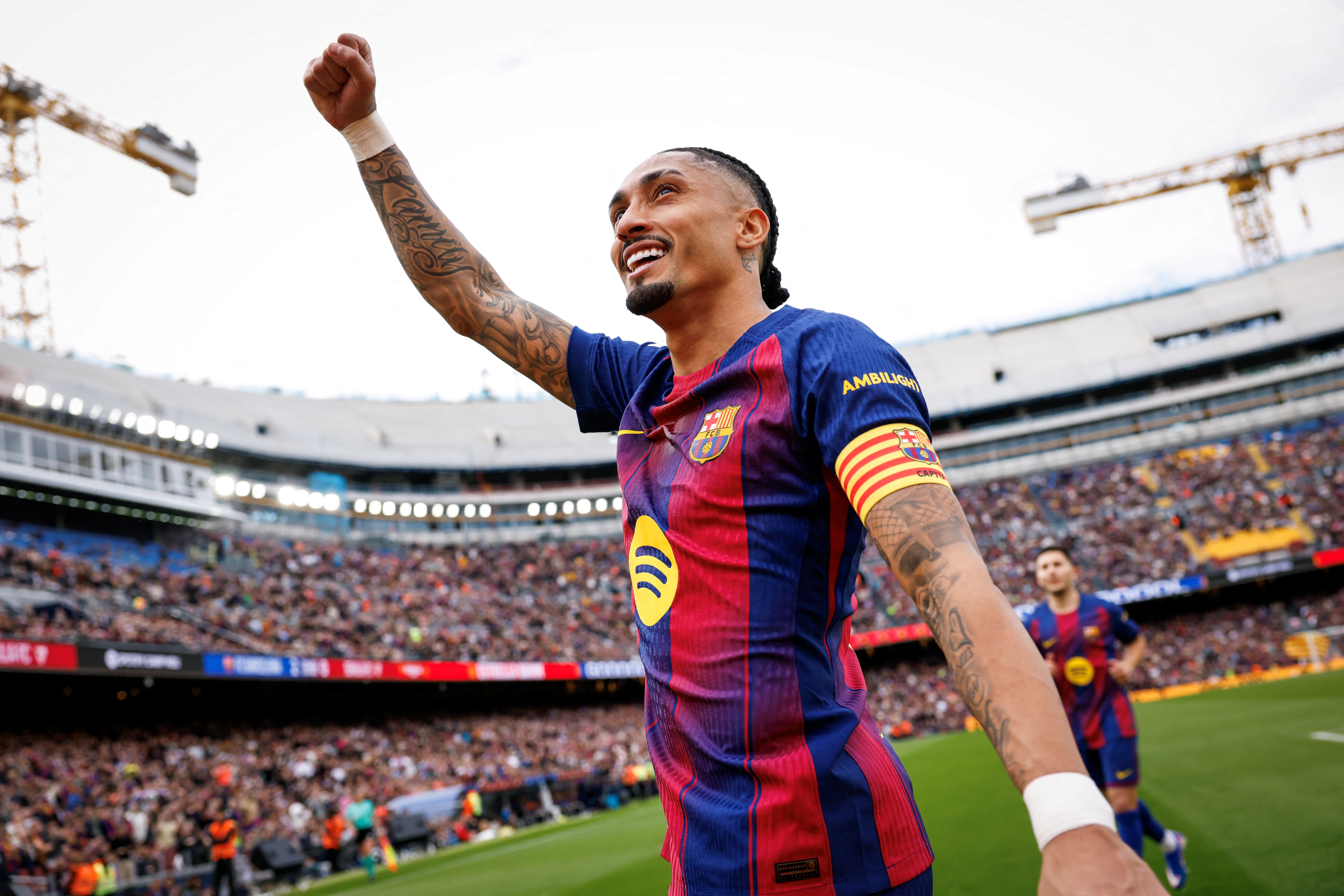 Raphinha se recupera de lesão e viaja com o Barcelona para o jogo contra o Osasuna