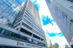 Legenda da imagem. Centro Administrativo Municipal, sede da prefeitura de Porto Alegre, alvo de apuração sobre licenças médicas de servidores. Reprodução: Retorno do item 11