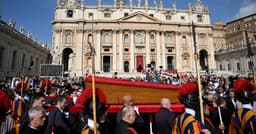 Devota se despede do Papa Francisco em Roma após sua morte. Reprodução: Reuters