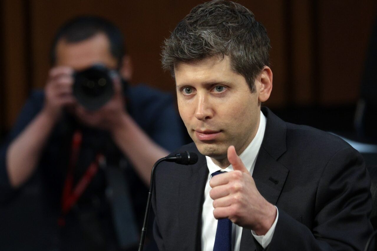 Sam Altman em foto sobre o dispositivo físico da OpenAI com lançamento previsto.. Reprodução: Gizmodo