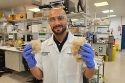 Dr. Sherif Elsharkawy apresenta nova pasta de dente sustentável que repara o esmalte. Reprodução: Gizmodo