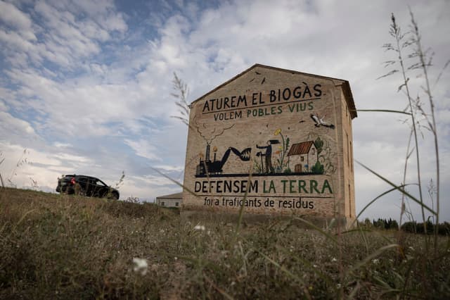 Mural en contra de la construcción de plantas de biogás en Tarrós. Reprodução: El País