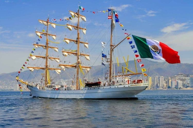 Navio-escola mexicano Cuauhtémoc colide com a ponte do Brooklyn, deixando dois mortos e 19 feridos.; Reprodução: Globo