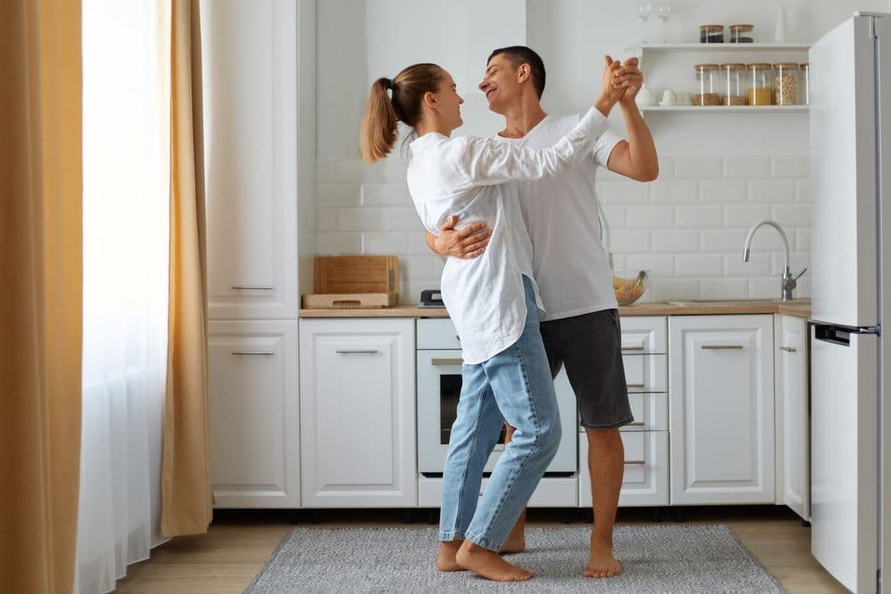 Casal dança em casa, simbolizando a importância da amizade no casamento, segundo Arthur Brooks.; Reprodução: Globo