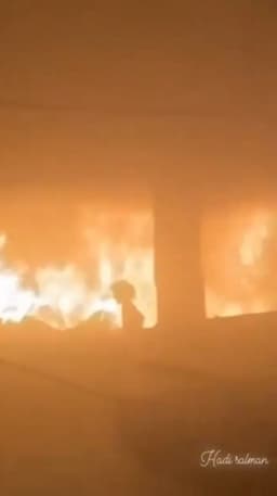 Menina de 5 anos sobrevive a bombardeio em Gaza, enquanto corre entre as chamas. Reprodução: Globo