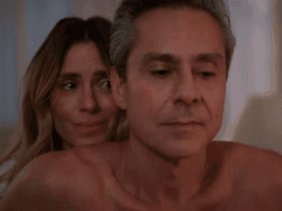 Leila e Marco Aurélio compartilham um momento íntimo em 'Vale Tudo'. Reprodução: Terra