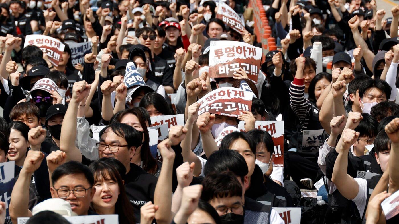 Funcionários da Samsung protestam exigindo participação nos lucros da inteligência artificial.