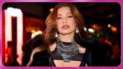 Beatriz Reis exibe look sexy com transparências em evento sertanejo em São Paulo. Reprodução: Globo