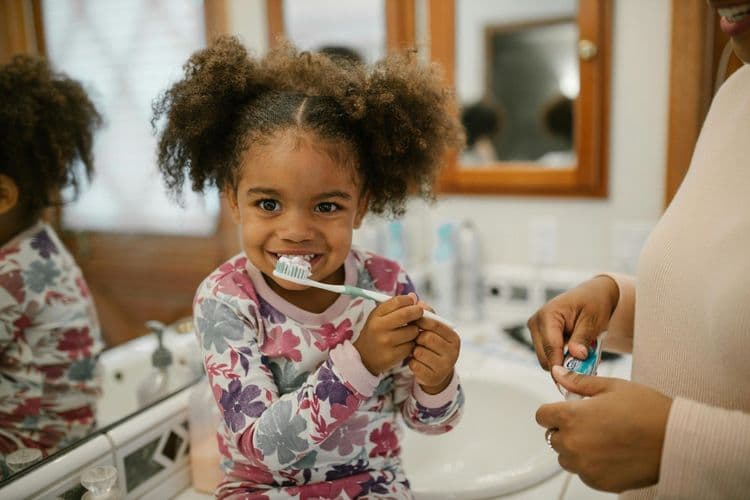 Pais ignoram cuidados essenciais para a saúde bucal infantil, levando a problemas como cáries precoces. Reprodução: Globo
