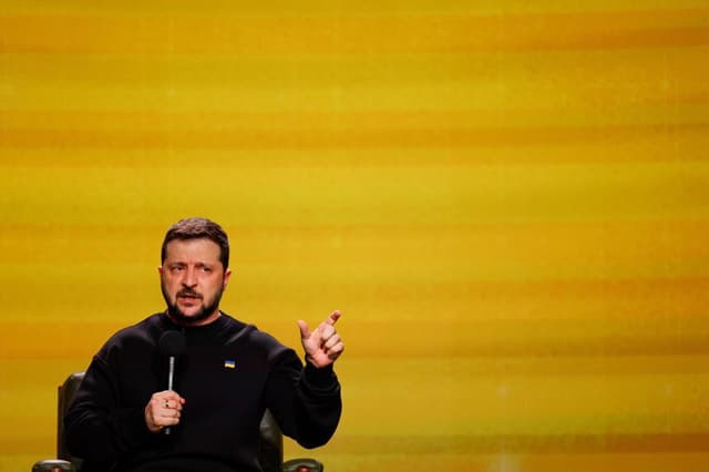 Zelensky celebra três anos de resistência ucraniana