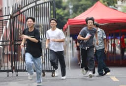 Candidatos do gaokao deixam local de prova em meio a restrições de uso de AI. Reprodução: Business Insider