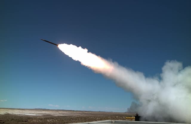 Ucranianos soldados miram alvos com lançador de Stinger na linha de frente na região de Zaporizhzhia. Reprodução: AP Photo/Andriy Andriyenko