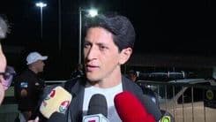 Cano concede entrevista no Galeão antes do embarque do Fluminense para a Copa do Mundo de Clubes. Reprodução: Globo
