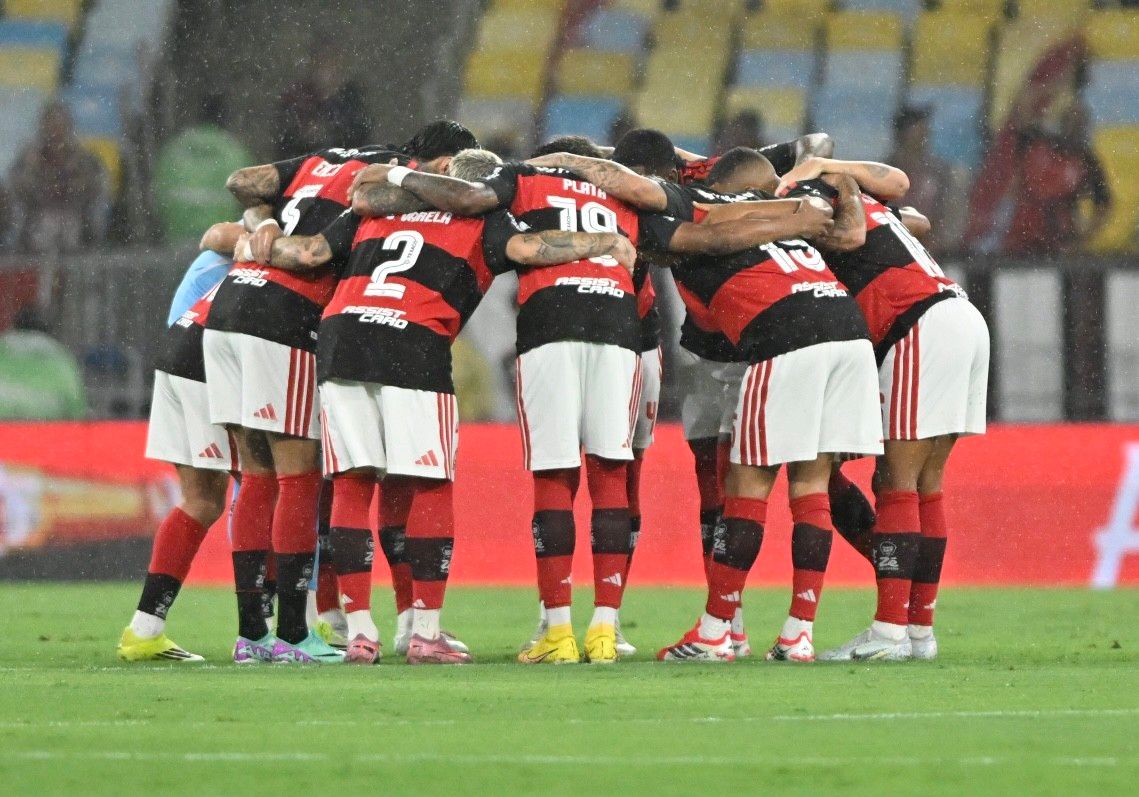 Flamengo recebe premiação pelo vice na Recopa 2026. Reprodução: Ge
