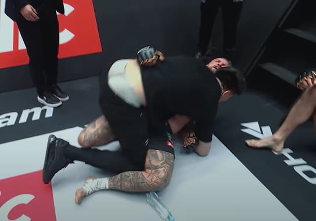 Lutador sofre lesão grave após brincadeira inesperada