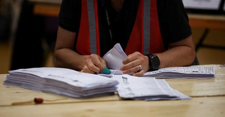O partido Reform UK lidera por poucos votos em disputa eleitoral local. Reprodução: Reuters