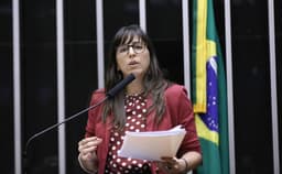 Natália Bonavides critica a naturalização da presença militar na política durante evento recente. Reprodução: CNN Brasil