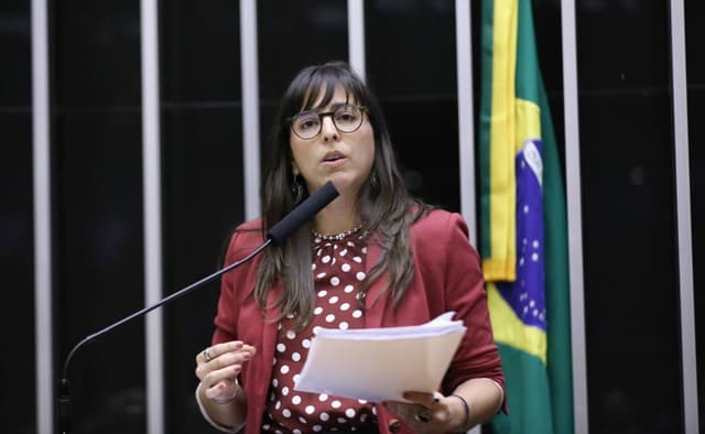 Natália Bonavides critica a naturalização da presença militar na política durante evento recente. Reprodução: CNN Brasil