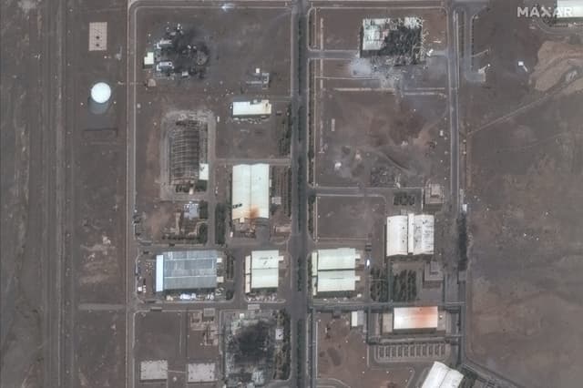 Imagem mostra danos significativos no complexo nuclear de Natanz, após ataques aéreos de Israel. Reprodução: Business Insider