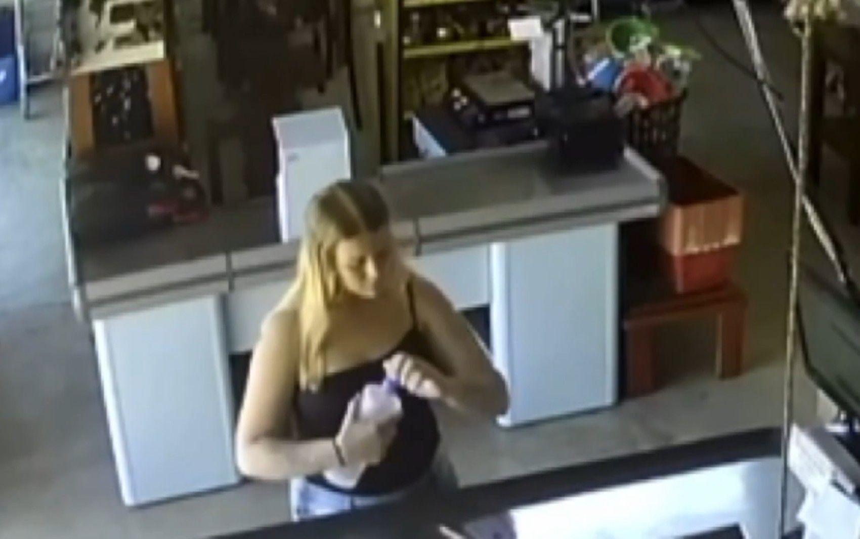 Ataque com fogo em MG mata atendente de caixa queimada; investigação em andamento.. Reprodução: G1