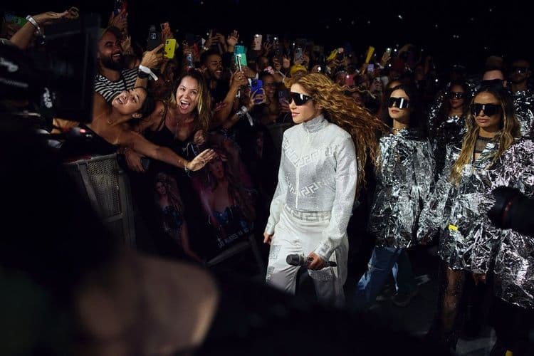 Shakira elogia público no primeiro show no Brasil