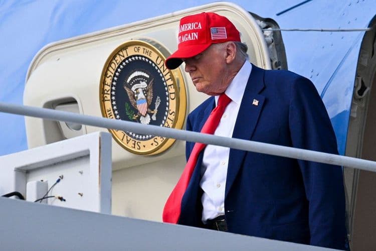 Trump desembarca do Air Force One, enquanto planeja usar um 747 do Catar como novo avião presidencial. Legenda da imagem. Reprodução: Business Insider