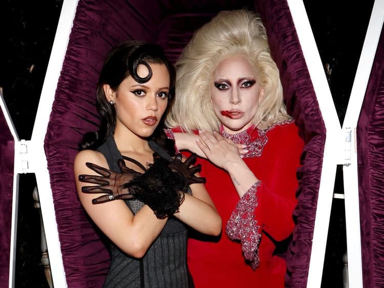 Lady Gaga e Jenna Ortega se apresentam em um cenário criativo durante o evento Tudum da Netflix. Reprodução: Business Insider