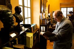 Evanildo Bechara, filólogo e membro da ABL, faleceu aos 97 anos, deixando importante legado literário. Reprodução: O Globo