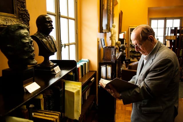 Evanildo Bechara, filólogo e membro da ABL, faleceu aos 97 anos, deixando importante legado literário. Reprodução: O Globo