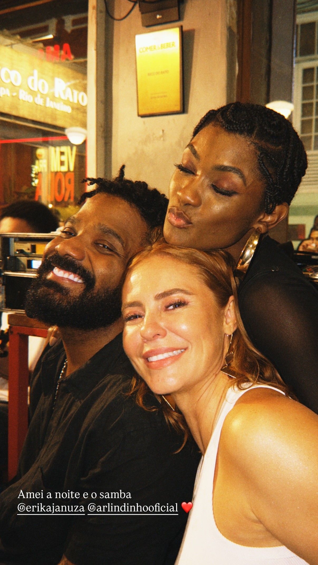 Paolla Oliveira e Erika Januza se jogam em roda de samba com Arlindinho. Reprodução: Gshow