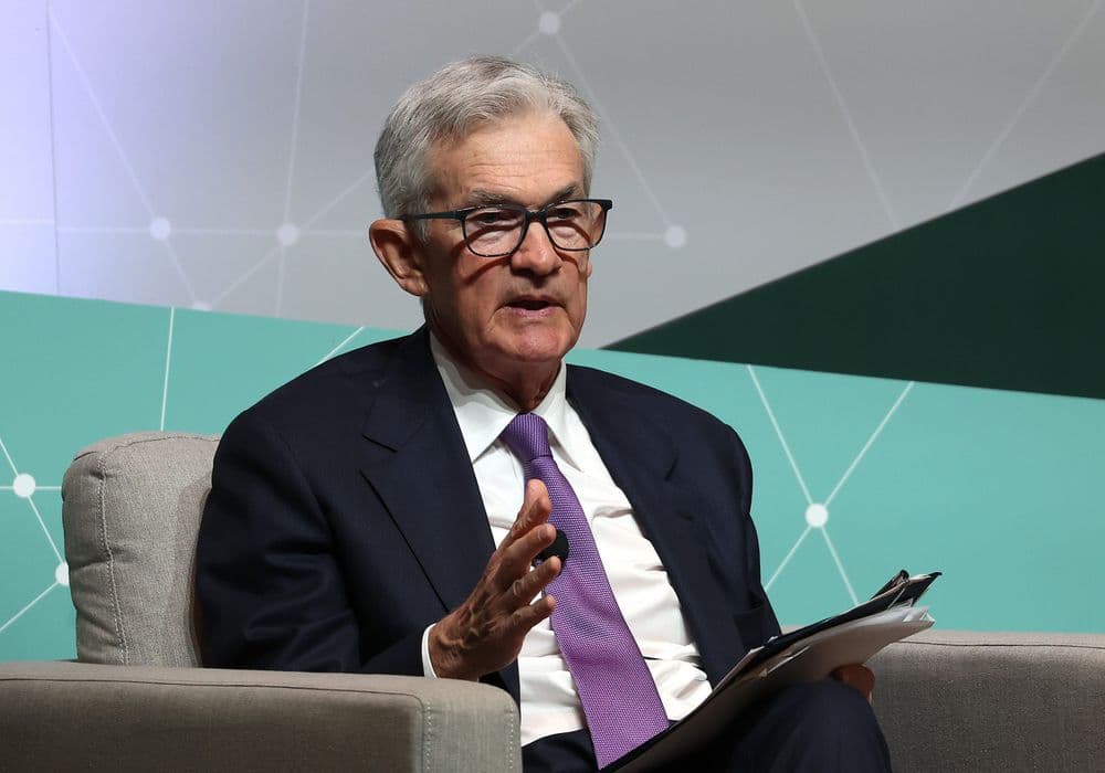 Jerome Powell discute decisão de manter taxas de juros em fórum na Universidade de Stanford. Reprodução: Justin Sullivan/Getty Images.