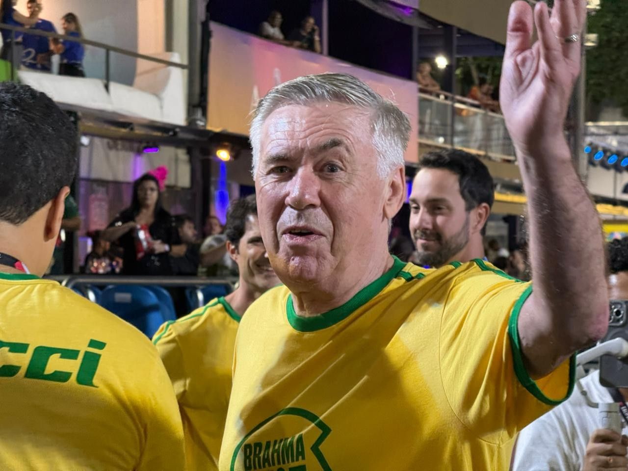 Carlo Ancelotti acompanha desfiles no carnaval da Sapucaí.. Reprodução: Ge