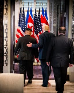 SEALs da Marinha emergem da costa rochosa da Coreia do Norte em missão secreta. Legenda da imagem. Reprodução: O Globo