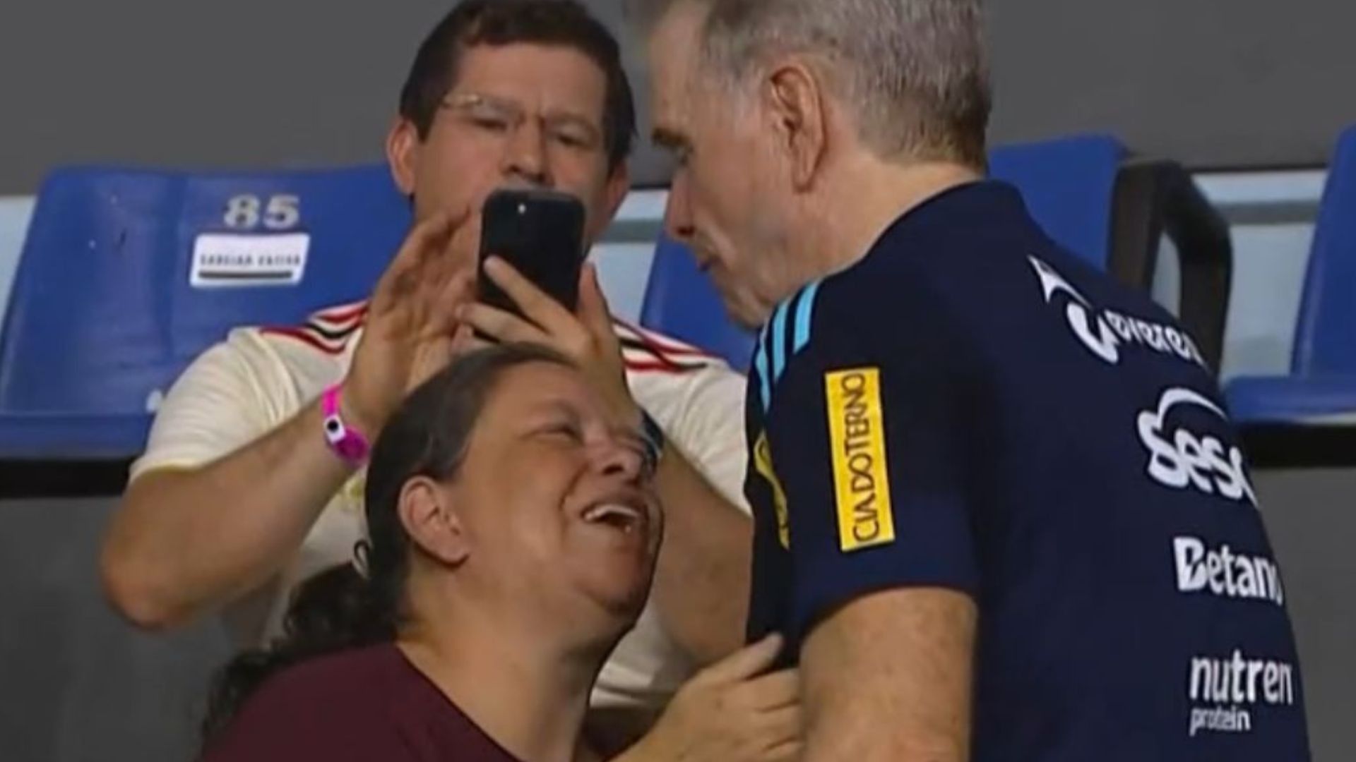 Filha narra o jogo para a mãe com deficiência visual e encontra Bernardinho. Reprodução: Ge