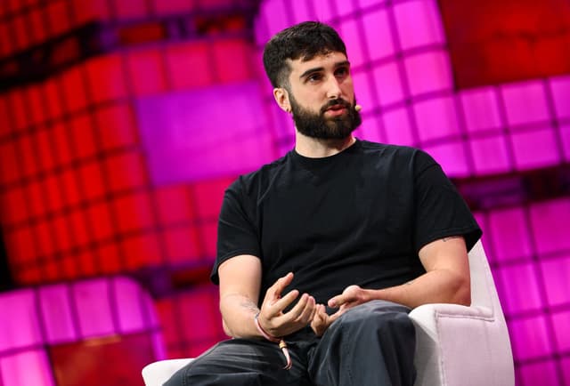 CEO da Cohere, Aidan Gomez, discute IA empresarial em evento. Reprodução: Business Insider