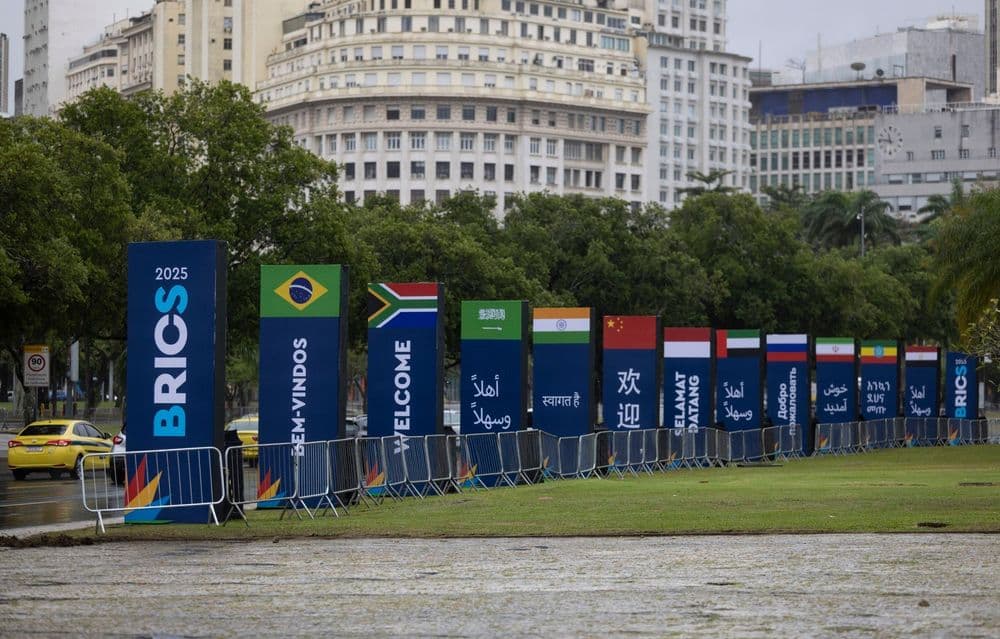 Acesso à Praia do Flamengo restringido durante a Cúpula do Brics com bloqueios e proibições. Reprodução: Globo