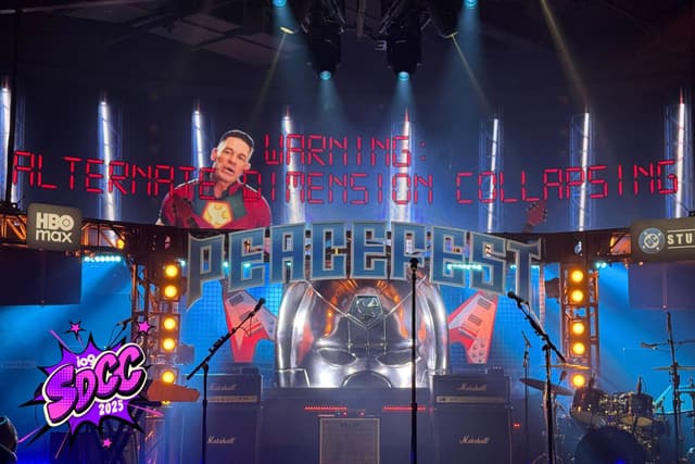 John Cena destaca no pop-up do Comic-Con para a série Peacemaker. Reprodução: Gizmodo